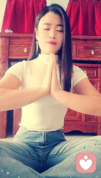 《故事》
 你来了
带着你的故事
这是专属于你的故事
我
静静地坐在你的身边
倾听着你说的一切
故事在你和我之间流淌
你看到了过去不曾看到的过往
那些你走过的
曾经以为的痛
突然间会发现
那只是人生的另一种体验
你的心
敞开了
拥抱了自己
拥抱了过往
每个人都有专属与自己的故事
因为这个故事你是唯一的宝贝配图