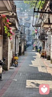  真正的强大，不是从不脆弱，而是即便内心翻涌，也能温柔安抚受伤的自己。配图