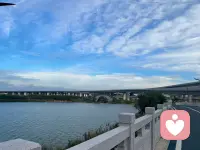  脆弱从不是软弱，愿意直面内心翻涌、温柔安抚自己，这份柔软，恰恰是内心强大的底色。