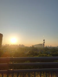 重建亲子关系的核心在于重新构建信任、理解与情感联结，其建立基础可归纳为以下几个关键方面：
 
1. 真诚的倾听与尊重
 
- 放下评判，专注倾听孩子的想法、感受和需求，哪怕观点不同也先给予表达空间。
- 尊重孩子的独立性，尤其对青少年，避免用“命令”“说教”替代沟通，认可他们的自主意识。
 
2. 信任的修复与重建
 
- 父母需言行一致，承诺的事尽量做到，避免敷衍或欺骗，通过可靠的行为重新赢得孩子的信任。
- 允许孩子表达对过往矛盾的不满，不回避问题，坦诚道歉（如曾忽视、批评过度等），展现改变的诚意。
 
3. 高质量的陪伴与情感联结
 
- 减少“无效陪伴”（如边看手机边陪孩子），增加专注互动，比如共同参与兴趣活动、日常聊天、散步等。
- 主动表达关爱，通过肢体接触（拥抱、拍肩）、语言鼓励（“我看到你的努力”）传递情感支持，让孩子感受到被重视。
 
4. 清晰的边界与平等的沟通
 
- 明确双方的责任与边界，比如父母需提供引导而非控制，孩子需承担相应责任（如家务、学习规划）。
- 以“合作者”姿态沟通，遇到问题时邀请孩子一起商量解决方案，而非单方面做决定，让孩子感受到被平等对待。
 
5. 接纳与包容差异
 
- 接纳孩子的个性、缺点和不完美，避免用“别人家的孩子”做对比，减少否定式评价（如“你怎么这么不听话”）。
- 理解亲子间的认知差异（如价值观、生活习惯），允许不同观点存在，通过沟通达成共识而非强迫认同。
 
6. 持续的耐心与正向反馈
 
- 亲子关系修复非一蹴而就，需接受过程中的反复（如孩子的抵触、情绪波动），避免急于求成或再次指责。
- 及时关注孩子的积极行为并给予肯定，强化彼此的正向互动，让孩子在关系中获得安全感和成就感。
 
这些基础的核心是“以孩子为中心”的情感回应，而非单纯的“管教”或“修复技巧”。当孩子感受到被理解、被信任、被爱时，亲子间的情感联结会自然重建。配图
