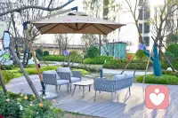 親密關系該如何相處？

   越是親密的關系，越需要澄澈與隨緣。家人之中，有人是來愛你的，也有人是來消耗你的。你心疼對方，對方未必同樣心疼你。因此，不論對待伴侶、孩子還是父母，都應懂得“心到即止”，不必將對方的命運背負在自己身上。慈悲也要有邊界，不跳入泥潭作無謂陪伴。每個人都有自己的功課與軌跡，把屬于他的業(yè)力還給他，是清醒，也是對自己與這段關系最大的負責。配圖