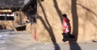春天的花開秋天的風以及冬天的落陽，發黃的泥墻古老的雞窩以及紅紅的大燈籠。兒時的記憶少年的你我已消失在光陰的故事里。逝水流年中安放身體和靈魂，把情緒交給時間，歲月便靜好。配圖