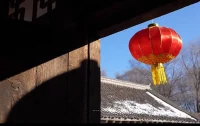 春天的花開秋天的風以及冬天的落陽，發黃的泥墻古老的雞窩以及紅紅的大燈籠。兒時的記憶少年的你我已消失在光陰的故事里。逝水流年中安放身體和靈魂，把情緒交給時間，歲月便靜好。配圖