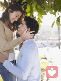 亲密关系恐惧」

亲密恐惧指的是，对其他人过近的接触感到恐惧，焦虑和紧张，本能的希望逃离，以至于没有办法与人建立真正的亲密关系。
“亲密关系恐惧症”不是一种心理疾病，却是一种不易被察觉的心理模式。

害怕和你的朋友、恋人等建立更深层次亲密关系，慢慢地回避亲密关系，与每个人都难以交心，使你和所有人的关系都停留在表面。
亲密关系恐惧的人，有哪些特征？
1. 拒绝和任何人分享你内心深处的想法和感受；
2.对私生活信息完全保密，也不在意其他人的生活和情绪；
3.很难完全相信对方，也很难特别喜欢一个人；
4.对伴侣之间的亲密行为很抗拒，甚至伴侣表达热情关心时，都会本能疏离。
5.害怕被抛弃，你认为自己是唯一能依靠的人，宁愿早点离开而不是被抛弃。
6.极其自立，不允许自己依赖他人，和每个人保持距离。
7.完美主义者，不愿意让别人看到你不好的一面、甚至不愿意承认自己的缺点。
8.经常把个人注意力转移到工作中、以避免自己做出承诺。
9.你会破坏自己的亲密关系。配图