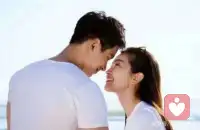 婚姻内比钻戒和婚房，更重要的是这个
【情投意合≠性透趣和】
这就像吃饭一方认为民以食为天，最好每餐饭自己用心去做好拥有一个健康的身体，一方却觉得饭每天要吃，有的吃就行，哪那么多讲就！这种差异导致的必是一方妥协另一方，时间长了难免有怨言不利于夫妻感情！

有的男人对于女方不是处女感觉无所谓，但有的男人耿耿与怀！

如果女方不是处女，男方又非常介意的话，婚姻生活大多过的不尽如人意，这永远是他心里一根“刺”触碰不得，说不准那天心里极度不平衡出个轨报复你一下，会给婚姻留下很大的隐患！

02性态度

开放还是保守

拿网上最近传的很火的换妻活动来说，有很多标新立异的男人感觉生活很无聊想加点“鸡精”调调味，组织换妻活动！这是他们的人身自由咱也不好评论啥，他们的妻子如果也感觉新奇积极配合哪他们就皆大欢喜，如果妻子坚决反对，他们的夫妻关系还能走下去吗？

一方想玩点新花样，一方却骂“流氓！”

山参海味吃久了也腻，夫妻天天吃在一起，睡在一起，时间久了难免无趣！一方想咱买点情趣用品，情趣内衣来点小SM调剂一下吧！另一方却觉得对方学坏了，不正经进而讽刺挖苦！这样的话时间久了压抑的一方可能就要出去“觅食”了！

红楼梦里的王熙凤国色天香，贾琏照样经常出去偷腥，据说就是因为王熙凤太“正”了，不配合！

03性欲望

这个简单来说还像吃饭，有的人饭量很小，一顿一碗饭就可以了，有的人一顿吃三碗还不饱！

就是拿男来说:有的男人一个月做个两三次就满足了，有的男人一天需要多次才能满足！哪女方如果本来“胃口”不大，被老公这样天天吃哪受得了啊！闹出“人命”完蛋了！为博亲一笑开个玩笑哈！

04:生理方面

有句话这样说:男人永远喜欢女人丰乳蜂腰，女人永远喜欢男人器大活好！所以男女双方的尺寸是否匹配也很重要！

尤其当今社会约个泡像吃方便面一样便当，大家相对来说性经历还是有的！不由自主就会拿现任和前任比较，尤其尺寸很影响快感，所以如果这方面不匹配，难免遗憾！

05:性癖好

SM（虐待与被虐）相信大家都懂吧！有的人就喜欢被小鞭子抽的紫一块青一块才过瘾，有的很讨厌这一套看着就烦！还有的人喜欢在穿上说好多“色色”的话助兴，可是另一半一听就火气上来，这样的话就玩不到一起了啊！

就是有的人喜欢“麻辣烫”重口味，配偶却喜欢不嫌不谈的寡面条，吃不到一块也很麻烦不是！配图