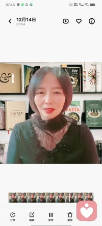 什么样的女生让男人永远上头，永远有新鲜感，我要跟你说做到以下三点就行了。

而且如果你做的好，基本上可以保证情感自由幸福，为什么呢？
因为男人最大的问题就是喜新厌旧，你把他这一点给拿捏了，在这段感情内你就会牢牢占有主动权，男人根本离不开你，所以我建议你收藏起来，反复观看，反复学习。
　　
　　1.首先第一点就是千万不要过度的付出。如果两个颜值相当的女生，一个对男生付出多，一个对男生付出少，毫无疑问，时间一长，男生自然会抛弃那个过度付出的女生，为什么？
因为男人在原始社会就是狩猎的，他的骨子里就有一种征服欲，他对征服你的过程很享受，人的本性是贱的，轻易得到的都不会被珍惜，所以想征服一个男人就要掌握他的人性，时冷时热若即若离，他就会生出一种危机感，当他有危机感的时候他就会给到你想要的关注和安全感.

　　2.第二点，不要过度暴露你的需求感，更不要用爱去束缚他，一段感情，让双方越舒服，越自在这段感情就会持续的越长早久，否则你会失去这段感情。
你要保持新鲜感，你要经常向男生传递一个信号，我是爱你的，但你是自由的，当然这个是“自由”是有底线的。
感情是有弹性的，要亲密更要有间，不要天天想着用很多条条框框所束缚着他，他的世界不只是只有你，还有事业亲情和友情，好的感情都是给足了对方足够的自由空间的。

最后一点，也是最重要的一点，女人要终生成长，不断学习，强大自己可以解决一切的问题，这一点不是为了男人，不是为了爱情和婚姻，而是为了自己，那个未来更好的自己，后生自己都喜欢的样子，你想要的一切都会配图