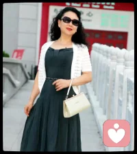 “找个爱我如命的男人才嫁”这句鸡汤害了多少女人
【本人原创】



“鸡汤有毒”且喝且小心，这是我想告诉此时正准备阅读这篇文章的你!

面对铺天盖地各种网络的鸡汤，尤其是那些专门靠为女人说话以此博得流量的“鸡汤大咖”们，他们提供的鸡汤我们必须有所甄别不能照单全收，否则一股脑全喝下去将会让你中毒虽不至于伤命但却能坏事，尤其这句“找个爱我如命的男人才嫁”导致的结果可能会让你终生嫁不出去孤独终老!

写到此处想起前不久的一次朋友聚会，其中有一个伤偶快五十的李姐，相貌气质都还行，其中几个小姐妹就起哄说:李姐，嫁男人就要嫁一个爱你如命的人否则就不嫁（某些网络大咖也是这么教育女人的）!李姐也含笑回应。

“找个爱我如命的男人才嫁”想想这句话恰巧被男人听到，或者此刻聚餐的男士恰好有个条件与李姐匹配的男士听到他心理会怎么想:爱你如命，娶你就是来要我命的，我的命可是我妈给的我无权做主，而且我还得留着命好好抚养下一代，他们是我生的，所以我最大的职责是孝敬好生我的抚育好我生的，至于女人只有在把父母和孩子照顾好有多余的时间、金钱和精力再考虑吧！

此刻的你尤其是人到中年离异单身的女士，看到男人的这些心理活动可明白了一件事，如果你想早日告别单身再次进入婚姻，必须明白一件事就是不要奢望男人会爱你如命，这世上爱你如命的男人只有一个那就是你爹，其他都是浮云!

如果你是一个已经没有或者不打算给男人生孩子的中年女性就更应该明白一件事:婚姻内女人是否能给男人提供生育价值这一点对于男性来说尤为重要，咱既然不能给男人生孩子充其量两个人也就是搭伙过日子，他能把咱当成他家人的一部分，他的命分三分之一给咱另外两份给生他的和他生的，说白了就是他的收入能把咱规划在内平均分配就不错了！

不用奢望他满眼全心都是你，也不要贪婪到拿走他的全部，如果一个男人为了你对父母孩子不管不顾，那么这个男人你敢跟吗？一个人如果绝情到他的至亲血脉都不管的话，你想想如果你们走不下去的时候他会怎样对你这个没有任何关系的人，前车之鉴后车之师，你的下场可想而知!

一个女人动不动就说要找个拿命爱我的男人才嫁，不然就不嫁，这样的女人背后的心理有几个问题:托付心理、自私心理、!配图