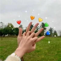 愛情路上這些錯誤思維，會害你找不到真愛反而被傷害。

“你喜歡我≠我喜歡你”，這是一個再簡單不過卻又常被忽略的道理。當你滿心歡喜地將對方視為自己世界的中心時，卻要明白，你的鐘情未必能換來對方同等的愛意。愛情不是簡單的算術題，不能因為你的投入就期待必然的對等回報。

“你對他好≠他喜歡你”，你全心全意地付出，事無巨細地關懷，以為這樣就能打動他的心。然而，過度的示好有時并不能讓愛情的種子生根發芽。愛情不是靠單方面的奉獻就能催生的，若對方心中沒有那份情意，再多的好也可能只是過眼云煙。

“感動≠喜歡”，你精心策劃的驚喜，你為他做的種種暖心之事，或許能讓他在某一刻感動不已。但請記住，感動只是瞬間的情緒波動，與深深的喜歡有著本質的區別。感動可能會帶來感激，卻不一定能轉化為持久的愛意。

歸根結底，喜歡的前提是吸引。這并非是膚淺的外表吸引，而是源自內在的魅力，如性格、品質、才華等。當你擁有獨特的閃光點，才能在茫茫人海中吸引到那個與你頻率相同、心靈契合的人。只有建立在相互吸引基礎上的感情，才有可能在歲月的長河中歷久彌堅，綻放出絢爛的愛情之花。配圖