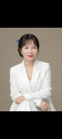 【如何和诡辩型伴侣相处?】
当你与“诡辩型”恋人朝夕相处时，不仅常常感到沟通乏力，还会因对方的否定而陷入自我怀疑，进而产生严重的精神内耗。

倘若出现以下两种情形，建议你尝试远离这段关系：

1. 对方存在严重的“自恋型人格” “自恋型人格障碍”历经漫长的先天与后天塑造，通常难以改变。

2. 你自身的心理能量不足 无论对方多么重要，你都应暂时离开，通过自我恢复或者寻求心理咨询等方式的帮助，保障自己的身心健康，之后再考虑去帮助他人。

倘若你暂时无法摆脱这种关系，那么你可以尝试采用“灰岩法”来保护自己。这是由美国心理学博士哈里斯提出的方法，其关键在于“不给出任何情绪反应”。

例如：

——“你好胖，除了我谁还会要你。”——“嗯嗯。”

当你表现得犹如灰岩一般沉闷无趣时，对方就会认为无法操控你，从而主动远离。

另外，如果你决定留在这段关系中，那么首先要做的是实现认知转变——意识到对方的不耐烦、嘴硬、拒绝对话等表现，实际上是在努力自救，只是不愿承认自己被否定。

接着，你可以深吸一口气，表达对 TA 的认可。

比如：

我也明白你并非有意伤害我，只是在原生家庭中养成了这种诡辩型人格，过度防御并攻击对方已成习惯，其实事后你也会为这样对我而感到后悔，对吧？

最后，开诚布公地与对方交流彼此的想法和思考，从无意义的争吵转入深度对话，真诚地面对彼此。配图