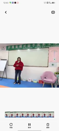 在職場、家庭、社交場合，你是否注意到，當某人在闡述觀點時，你無意識地開始點頭、微笑，甚至模仿他們的肢體動作？這種現象背后隱藏著一個心理學上的秘密——鏡像效應

?什么是鏡像效應？

鏡像效應（Mirroring Effect）是指在人際交往過程中，個體無意識地模仿對方的肢體動作、面部表情、語調等行為。這種行為不僅能夠增強彼此之間的親和力，還能在一定程度上影響對方的情緒和態度。心理學研究表明，鏡像效應可以通過生理和心理上的機制，使人們在無意識中感到更加舒適和信任。

鏡像效應的生理機制

人類大腦中存在一類特殊的神經元——鏡像神經元（Mirror Neurons）。這些神經元在觀察他人行為時會被激活，模擬他人的動作和情感。鏡像神經元的激活不僅有助于我們理解他人的意圖，還能促進情感共鳴。當我們在交談中模仿對方的動作時，鏡像神經元的活躍會加強彼此的連接，促使對方更加開放和信任我們。

?鏡像效應的心理機制

從心理角度來看，鏡像效應能夠滿足人們的基本需求之一——歸屬感。當我們模仿對方的行為時，對方會感受到一種心理上的認同和接納，從而變得更加友好和合作。此外，鏡像效應還能減少人際交往中的摩擦和沖突，使對話更加順暢。配圖
