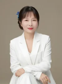 冷暴力和冷处理的表现十分相似，但两者的性质却完全不同。

冷处理在心理学上也被称为矛盾搁置。

它是一个人在面对伴侣的愤怒、沮丧、指责时，无法处理问题而采用的一种短暂反应。

冷处理的主要目的是为了避免两个人在气头上的时候说出、做出一些不理智的话和举动。

一般等沉默者调整过来后，ta会重新开口，跟你讲到底发生了什么事情，并修复这段关系。

如果说冷处理是情感沟通，那冷暴力便是一场精神虐待（emotion abuse）

它指的是通过冷淡、轻视、放任、疏远、不明确、不回应、不拒绝、也不接受和漠不关心，强行阻断一切亲密关系的一种行为。


致使他人精神上和心理上受到侵犯和伤害。


施暴方的态度通常是——

你想继续过那就要做出改变来适应我、迎合我。

否则不过就不过，我没有你那么介意这些矛盾，也不害怕失去你。

而且往往只有当你道歉、恳求或屈服于对方提出的要求时，情况才会结束。

很多人甚至会陷入自我怀疑当中，一遍遍反思：

“是不是我的沟通方式有问题？他才不想跟我敞开心扉？”

“难道真的是我太矫情，太无理取闹吗？”

简单来说，冷处理的目的是处理问题，而冷暴力的目的是处理人。配图