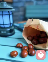 四季的交替中或許隱著些許讓人難以言說的不適，但在夾雜著寒意的秋風中，手捧著熱乎乎的糖炒栗子，心也可以是暖暖的。感受生活中的小確幸，幸福就很簡單。配圖