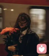 自卑的極致，其實是頂級的傲慢，
自卑者常以完美自居，
卻因完美自我的幻像陷入道德審判。
真正的治愈是承認自己不完美，
接受并自信地生活。
建立60分萬歲的交付機制，
慢慢打破完美主義的枷鎖，
回歸真實自我。配圖