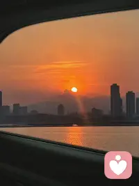 黑夜并不完全可怕，夕陽用盡所有力氣，先為我們暖好了通往星辰的路。配圖