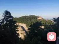 獨來獨往的男人，他的生活充滿了色彩和深度，你見過的他都見過，你沒見過的他也經歷過。他的獨立，是因為他經歷過人生的起落，也看遍了世界的冷暖，內心豐盈者，獨行亦從容。內心空虛者，聚眾也孤獨。配圖