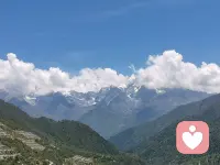 虛假的成長充滿了雞血、振奮、豪言壯志、激情豪邁的色彩，那其實是躁狂防御。真正的成長總是更加復雜的、帶著一些哀悼色彩的，會體驗到新的改變的好與不好，然后知道自己再也回不去了，也不想再回去了。很多人最擅長的就是用虛假的繁榮來逃離真實的現在。配圖