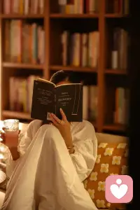 冬日傍晚,最美好的时光就是一个人斜靠在床上读书,于静谧中我坐拥了全世界。