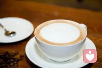 早餐過后，調(diào)一杯卡布奇諾，在客廳陽臺的搖椅上微閉雙目，感受陽光在皮膚上的躍動。美好的一天又開始了。配圖