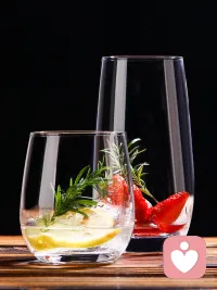 大多数人的心，都像一个薄薄的玻璃杯，很脆。和人相处的时候，小心一点，别把别人的那只杯子给碰碎了。同时也要看好自己的那只杯子。
别跟自己过不去，亲手把它摔在地上。对别人，要手下留情；对自己，更要手下留情。