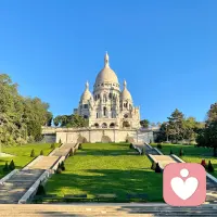 如 果
——李元胜

如果，还爱着热气腾腾的早晨
我就是有救的，被日常生活所救

提着早点，路过一个羞耻着的人
我是有救的，就像路过一座晨光中的教堂配图