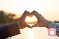 人与人之间真的很奇妙。一个人说的你不但都懂，他的那些感受、体验你也都经历体验过，甚至当时当下你们的感受都是一样的，虽然隔着网络，隔着山水，隔着几十年的风霜。配图