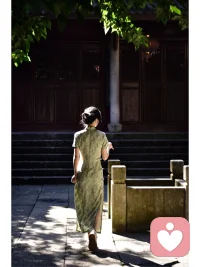 能真正走出原生家庭阴影的人，都完成了一场一个人的战争，亲手改写了自己的命运剧本。那些在家族里循环了几代人的创伤、羞辱、否定，在他们这里第一次被终止。他们对抗着你不配你不行的声音，逆着风背着石头往上爬。童年开局不是安全托底，而是泥沼荆棘。请记住，你已经比大多数人伟大，你可以开始爱，可以被重新定义，你已经是你自己的英雄。（武志红）配图