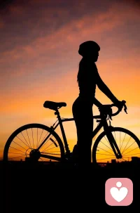 很享受一个人骑自行车逆风行驶的感觉。寒假过后，一直骑自行车上下班，听着音乐，哼着歌儿，目光扫视着春天鲜嫩的面容，愉悦之情溢满心间。只是，二十多年前15里骑15分钟，自行车骑出摩托车的速度，现在，5里骑15分钟，悠悠哉哉，也很快活啊。