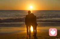 亲密关系的本质，是两个不完美的人，互相看见、互相疗愈、互相成就。真正的爱，不是永远不触发彼此的旧伤，而是当旧伤被触发时，我们愿意停下脚步，温柔地拥抱彼此的脆弱。配图