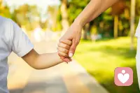 作为父母，我们要相信孩子已经长大，有照顾自己的能力，有应对生活坎坷的本事。他会按时吃饭、好好睡觉，会处理好工作和人际关系。我们可以在联系时，说一句“爸妈相信你能照顾好自己，你好好打拼，我们在家过得很好”。这句话的力量，远胜过一百句“你要怎样怎样”。配图