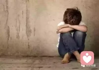 长期被打压，容易反应慢。一个人经历了非常严苛的成长环境，总是被迫按照别人的意思去做，那么，他反应慢，有可能是一种防御方式，防止自己产生思考的欲望。因为一旦有了思考，就会对不合理的事产生质疑，对在不许质疑的环境长大的人来说，思考就意味着挑战权威，自讨苦吃。配图