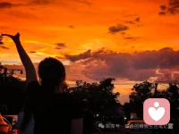父母子女此生必有一场大战，孩子必须在象征层面“杀死”父母（内化的超我权威），才能完成分离-个体化，确立主体性。父母若不能耐受孩子的攻击与恨意，就会固化共生幻想，使孩子终身困在癔症性认同中。温尼科特说，足够好的母亲要能承受孩子的“无情使用”，甘为“过渡性客体”被摧毁而不报复，这恰恰让孩子区分“我”与“非我”。当父母主动失权、溃败，便是帮助孩子走出大他者的欲望，进入象征界，成为欲望的主体。这不是背叛，而是爱的完成——你输掉权威，他赢得自由。这过程残酷，却是精神诞生的唯一路径。