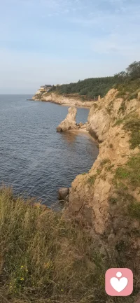 格局，是一種境界。
它并非是與生俱來的，而是需要后天修煉而成。
慢慢積攢，慢慢領悟，不斷撐大自己的格局。
去讀書，與先賢對話，與智者同行，不斷提升認知的海拔；
行萬里路，去見天地，見眾生，破除自我的執(zhí)念；
在事中磨，在事中練，不因瑣事耿耿于懷。
將目光鎖定在星辰大海，便不會為沿途的沙礫停留腳步。
格，是內(nèi)心的境界；局，是外在的局面。
格局大了，心境會變得不一樣。
行動上全力以赴，心境上云淡風輕。
在不斷的修煉中，提升自己的格局，收獲最好的結(jié)局！配圖