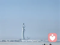 ?世界上存在兩種東西：一種是用眼睛直接看得見的，比如花草樹木、山川河流、日月星光、飛禽走獸。另一種是需要內(nèi)心才看得見的，比如思想、良知、情懷、悲憫。前一種集合了物質(zhì)，后一種囊括了精神。配圖