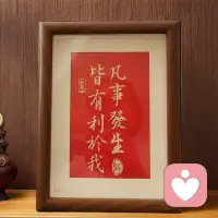 生活，不会告诉你路怎么走，只会教你怎么去适应。
一个“随”字，就像是解开纷繁世事的金钥匙。
随遇、随心、随安，让人时刻保持闲庭信步的从容。
随遇，就是以从容的心态去面对人生的各种境遇。
生活从不是按部就班的剧本，每一天都有意想不到的事情发生。
学会坦然面对眼前的一切，方能在时光长河里，活出属于自己的精彩。
随心，就是遵循内心最本真的意愿去选择生活方式。
不要去羡慕、复制别人的生活，因为这样只会成为别人的副本，最终迷失自我。
随安，就是学会在不平静的生活中找到内心的平静。
我们大部分的焦虑，其实来源于对未来的过度担忧和对结果的强烈执着。
随遇、随心、随安，是岁月赠予的三把钥匙。
最好的人生，从不是与世界对抗，而是与自己和解。配图