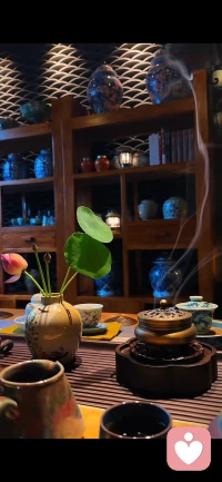 当你想争辩时，却选择了沉默。
冤枉你的人，最知道你有多冤。
一个人若存心给你泼脏水，你说破天也无用，
他要的就是你丢脸、出丑。
你越解释，他越来劲；你越接招，他越得意。
你一旦置之不理，他马上就泄了气。
沉默不是理亏，而是一种认知上的高维
——我不入你的局，因为我的战场不在这里。
请你相信，清者自清。
时间会站在对的那一边，结果比任何辩词都响亮。
不争，是把自己从无意义的消耗中抽身出来，
去做真正重要的事！这，就是格局！