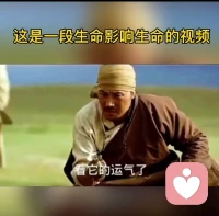 成长最好的救赎，
是唤醒孩子内在力量！
一段骏马陷泥潭的视频引人深思——
马儿被困泥沼，马群围立一旁陪伴鼓舞，没有强行拉扯，最终马儿凭着自身毅力奋力挣扎，靠自己挣脱困境、重获新生。
反观家庭教育，很多父母总想包办包办难题，替孩子扫清坎坷。
殊不知父母如同围在身边的马群，只能做好陪伴、引领与唤醒，无法代替孩子跨过人生泥潭。
孩子成长难免迷茫受挫、迷失方向，教练与家长的作用，是点燃自信、唤醒潜能，激发孩子对成长的渴望。
但世上没有永远的靠山，没有人能一辈子庇护孩子。
真正的成长，源于自我觉知。
唯有孩子发自内心想要突破，学会独立面对困境，实现自我救赎，才能挖掘超乎想象的内在潜能，从容走好往后人生路。
与所有家长共勉！