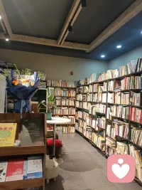 我愿意以涵容之心，为来访者创造一个自由、受保护的空间；

我愿意以中正之心，与来访者一起自我觉察、自我疗愈、自我转化。 

心理导师，宇宙里的一颗星，大海里的一滴水，万世轮回里的一个行者…

陪着来访者，一路体验，一路觉察，一路安然，一路喜乐，一路菩提花香……配图