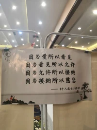 你不需要时时刻刻都“正能量”。
人本来就有情绪起伏，这是生而为人的部分。
那些被说成“负面情绪”的东西，其实只是大脑在告诉你：
“这件事对我不太舒服。”
听见自己的情绪，不等于被情绪淹没。
你可以难过，你可以有低谷，但也可以一边难过，一边照顾好自己。
负能量也是能量，允许自己各种能量的存在，才能更有力量。配图