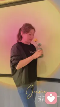 如果有一句話觸動(dòng)了你
不是它多正確
而是你和它產(chǎn)生了共振

要么
你的某個(gè)經(jīng)歷與之契合

要么
是你曾經(jīng)的一個(gè)深刻感悟

要么
它照見(jiàn)了你當(dāng)下的內(nèi)心

這些
都來(lái)自你心的體察

覺(jué)察內(nèi)心
從這些小的觸動(dòng)開(kāi)始配圖