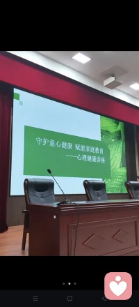 真正的人格完整

不是讓自己變得更完美
也不是用更高的標準
來為難自己

而是接納允許、承認
接納不完美的自己

直面歲月里爬出來的痕跡直面時光中長出來的斑點

因為
歲月沉淀下來的不止皺紋還有智慧和涵養
?配圖