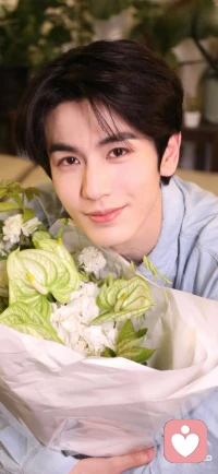 暗恋手记：那些没说出口的心动，都在偷偷滋养你
 
你有没有过这样的体验？路过TA的工位会放慢脚步，听到TA的名字会瞬间竖起耳朵，甚至在草稿本角落，不自觉画下和TA名字有关的符号。这些细碎的瞬间，看似只是“一个人的兵荒马乱”，其实藏着连自己都没察觉的成长。
 
心理学中的“投射效应”会让你把最期待的模样，悄悄安在TA身上——你觉得TA笑起来像阳光，说话温柔有耐心，其实是你在TA身上，看到了自己渴望成为的样子。这种“带着滤镜的欣赏”，会不自觉推着你变优秀：为了和TA有共同话题去学新东西，为了在TA面前更得体而注意言行，暗恋不知不觉成了“自我提升的隐形动力”。
 
你或许会因“怕被发现”而焦虑，因“没勇气靠近”而失落，但这份小心翼翼的感情，也在锻炼你的共情力。你会更留意TA的情绪变化，更懂得换位思考，这些藏在细节里的温柔，会慢慢变成你性格里的闪光点。
 
不用急着逼自己“要么说出口，要么放下”，那些没说出口的心动，不是遗憾，而是你曾认真感知美好、努力靠近光的证明，这份纯粹本身，就很珍贵。