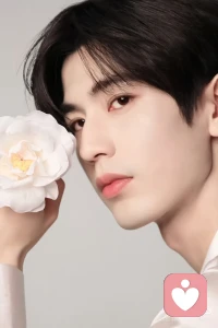 暗恋里的“小心思”，其实是心理在悄悄说话
 
你是不是也有过这样的时刻：看到TA时心跳漏半拍，却假装在看别处；翻遍TA的社交动态，连点赞都要犹豫半天；明明想靠近，脚步却总在原地打转？别担心，这些“拧巴”的小心思，其实藏着心理学的小秘密。
 
心理学里有个“曝光效应”，说的是越熟悉的人，越容易让人产生好感。所以你总忍不住出现在TA常去的地方，哪怕只是远远看一眼，也是潜意识在帮你拉近距离。但同时，“自我暴露定律”又在悄悄“拖后腿”——你怕主动分享自己的小事会被嫌弃，怕热情会吓跑对方，这种“想靠近又怕受伤”的矛盾，其实是自我保护机制在保护你敏感的真心。
 
还有个很有意思的“错觉相关”现象：TA偶然的一个微笑，你会解读成“是不是对我有意思”；TA回复消息慢了，又会慌神“是不是讨厌我”。其实这些过度联想，只是因为你太在意，才把普通细节赋予了特殊意义。
 
别觉得暗恋是“孤单的小事”，你那些小心翼翼的欢喜、偷偷藏起的牵挂，都是心理在帮你确认“什么是心动”。这份藏在心底的感情，哪怕没说出口，也是你对“美好”最真诚的向往呀。