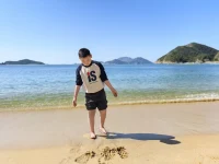 不完美，才是完美人生的入场券
心理学中的**自我接纳理论**指出：当我们停止与理想自我较劲时，焦虑指数会下降40%。就像陶器上的金缮裂痕，正是那些脆弱与缺憾，让生命有了独特的纹理。

**行动指南**：每天记录3件虽不完美但足够好的小事，例如虽然迟到了，但完整呈现了报告。配图