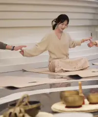 有人拿捏著你的敏感隔岸觀火
就一定會有人愿意擁抱你的怯懦
待人友善是修養 獨來獨往是性格
不會有人總喜歡你，但總有人喜歡你配圖