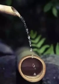 【微語(yǔ)時(shí)光】[抱拳][咖啡][玫瑰]
你簡(jiǎn)單，世界就是童話，你復(fù)雜，世界就是迷宮。娑婆世界，莫太貪心，良人相伴，父母康健，孩子依偎，便是最大的心安。世界很大，幸福很小，在屬于自己的小天地里，守著簡(jiǎn)單的安穩(wěn)與幸福，三餐四季，健健康康，整整齊齊;知足、感恩、微笑、淡然。用一顆平常的心，不驚不擾地過(guò)好每一天!配圖