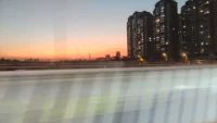 俄狄浦斯沖突的本質是：停留還是超越。這有兩個關卡。一是從二到三被阻礙，最近中國心理學界討論很多的父親缺席問題，就跟這有關。二是囿于小的三角關系，無法“三生萬物”，沉溺“三原色”而拒絕花花世界的萬紫千紅----這是俄狄浦斯情結最原初的含義。配圖