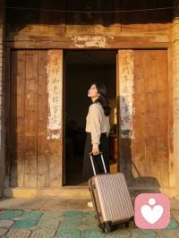 年，慢慢落下帷幕。
又要收拾好心情，离开家，奔赴下一段生活。
不舍是真的，无奈也是真的，
但每一次告别，都是为了更好地重逢。
 
带着家里的温暖出发，
前路有风有雨，也有光和希望。
愿我们在外平安顺遂，
心里永远有一盏灯，等着我们回家。配图