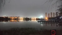 超越睡眠障碍之1：失眠的病因

失眠是 一个24小时的问题，而不仅仅是夜间发生的问题。 生物行为模型（也称为3-P模型是最有影响力和最被广泛接受的慢性失眠症的病因模型（见图）。

首先，某些诱发因素 P1(predisposing factors)作为一种素质，可以增加个体在任何给定时间发生睡眠障碍的总体可能性。这些诱发因素包括极端的昼夜节律偏好（即早晨与晚上类型)，对过度觉醒的生物学倾向，或与焦虑和抑郁有关的心理特征。

促发因子 P2(Precipitating factors)通常以心理学或生物学压力的形式存在，它与 P1 诱发因素相互作用时，结果就会导致急性睡眠障碍。

永久性因素(perpetuating factors),是尝试对付急性失眠的行为的变化因素可以减少睡眠驱动（例
如，延长睡眠时间)或产生昼夜不对准（例如，睡眠推迟和改变唤醒时间)。
除了与睡眠相关的行为的变化之外，永久性因素还可以包括与睡眠相关的认知的变化。许多失眠症患者因无法入睡而变得焦虑和沮丧。有些人开始担心睡眠不足对工作表现或白天功能的影响。通常，这些想法导致“解决不睡觉问题”的努力增加，如努力想睡觉，努力数羊，有努力便更多念头干扰睡眠，有目标就会比较目标与当下的状态，达不到预期就失望/焦虑/害怕…这增加了对睡眠的困扰，从而维持了一个24小时的问题，这就是现在所称的慢性失眠障碍。

慢性失眠症是 P1 诱发因素、P2促发因素和 P3 永久性因素的组合。
努力是影响睡眠的重要因素之一配图