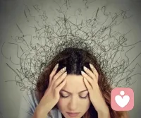 亲密关系里，很多人心里藏着一把隐形标尺～
爱我，就不用我说，你就能读懂我～

来访M，28岁姑娘，心里委屈难过，却不肯直接讲出感受，默默等着伴侣自行察觉～

一旦对方没有捕捉到自己的情绪，便直接判定对方不在乎自己，失望一点点积攒，矛盾越堆越多～

其实，在亲密关系中，“被理解”的需求可以有很多条路去满足～

倾听是理解，默契是理解，延时反馈后的顿悟也是理解～～

如果只认准“我不说你就该懂，不然就是不爱”～
这条路会把自己和关系都逼进死胡同

没有人拥有读心术～
默契是感情馈赠，不是爱的义务～
把内心的感受说出口，才是亲密关系的出路～～