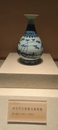 天青色等煙雨，而我在等你，炊煙裊裊升起，隔江千萬里。配圖